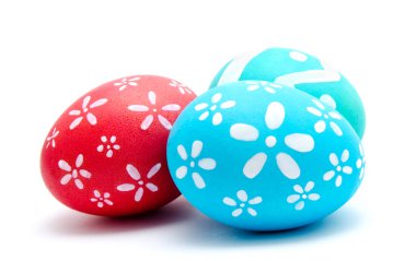 Mükemmel renkli el yapımı Paskalya yumurta beyaz bir arka plan üzerinde izole