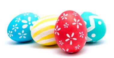 Mükemmel renkli el yapımı Paskalya yumurtaları izole 