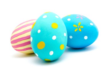 Mükemmel renkli el yapımı Paskalya yumurtaları izole 
