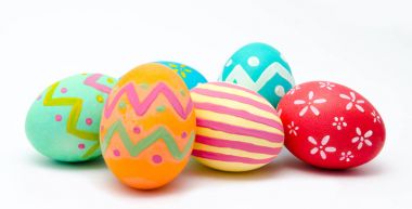 Mükemmel renkli el yapımı Paskalya yumurtaları izole 