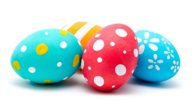 Mükemmel renkli el yapımı Paskalya yumurtaları izole 