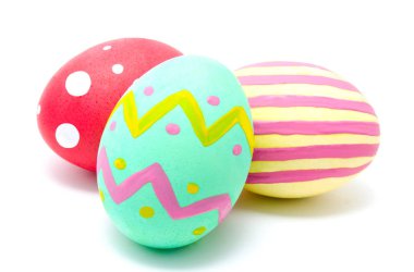 Mükemmel renkli el yapımı Paskalya yumurtaları izole 