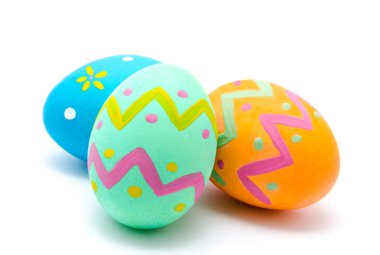 Mükemmel renkli el yapımı Paskalya yumurta beyaz izole 