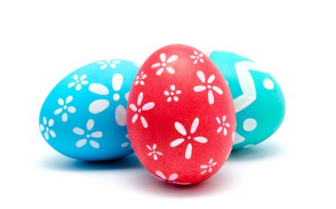 Mükemmel renkli el yapımı Paskalya yumurta beyaz izole 