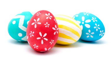 Mükemmel renkli el yapımı Paskalya yumurtaları izole 