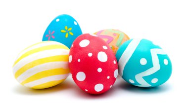 Mükemmel renkli el yapımı Paskalya yumurta beyaz izole 