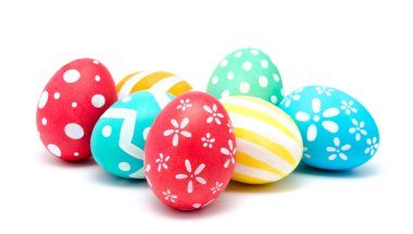 Mükemmel renkli el yapımı Paskalya yumurta beyaz izole 