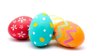 Mükemmel renkli el yapımı Paskalya yumurta beyaz izole