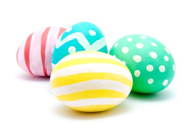 Mükemmel renkli el yapımı Paskalya yumurtaları izole 