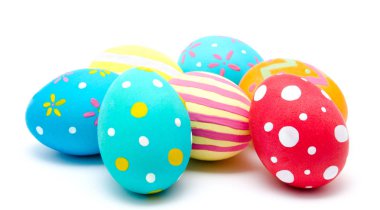 Mükemmel renkli el yapımı Paskalya yumurtaları izole
