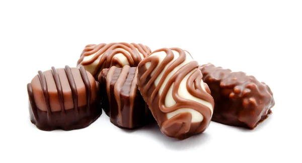 Asortyment cukierki czekoladowe słodkości na białym tle — Zdjęcie stockowe