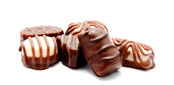 Asortyment cukierki czekoladowe słodkości na białym tle — Zdjęcie stockowe