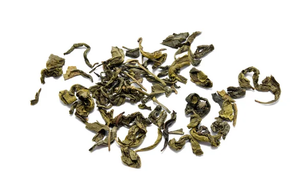 Куча китайского зеленого чая, изолированного на белом — стоковое фото