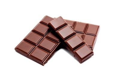 Beyaz izole koyu sütlü çikolata bar yığını 