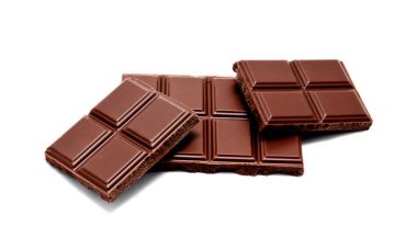 Beyaz izole koyu sütlü çikolata bar yığını 