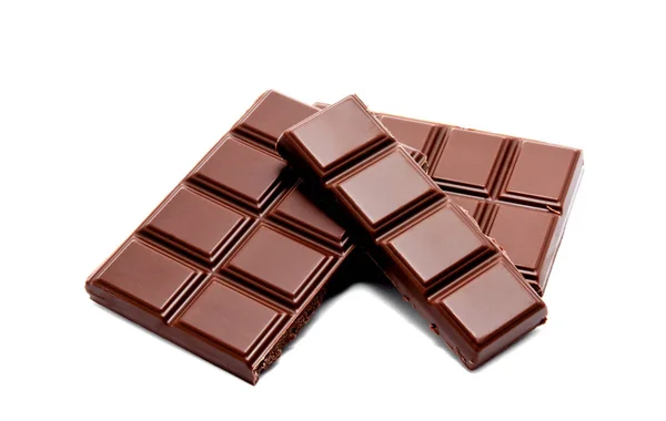 Темно-молочні шоколадні батончики стоять ізольовані на білому — стокове фото