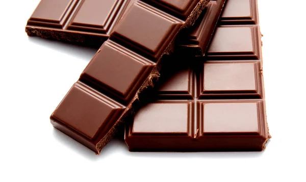 Beyaz izole koyu sütlü çikolata bar yığını — Stok fotoğraf