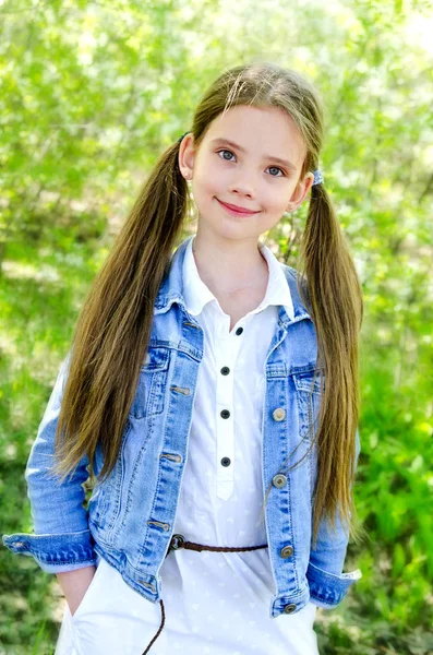 Портрет очаровательной улыбающейся маленькой девочки на открытом воздухе — стоковое фото