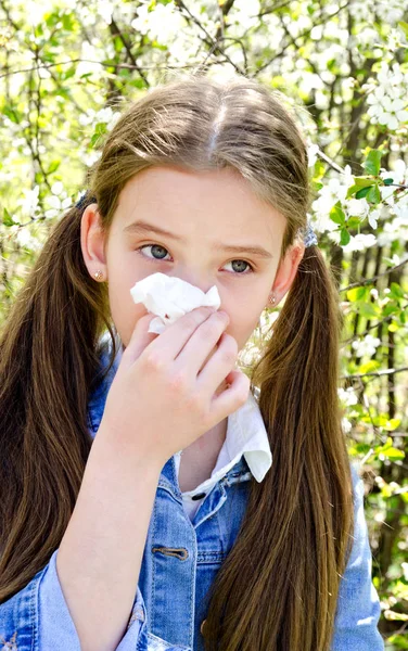 Dcerka má alergii na jarní kvetoucí a foukání její č. — Stock fotografie