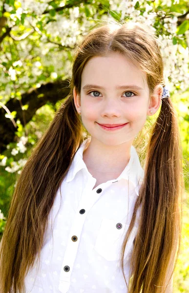 Portrait of adorable smiling little girl outdoors — Stock Photo, Image