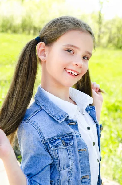 Porträtt av bedårande leende liten flicka utomhus — Stockfoto
