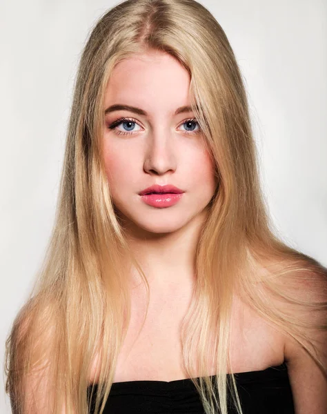 Portrét nádherné blonďaté mladé ženské tváře. Lázeňská dívka w — Stock fotografie