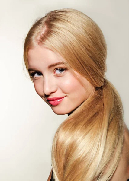 아름 다운 금발의 젊은 여자 얼굴의 초상화입니다. 스파 모델 소녀 w — 스톡 사진