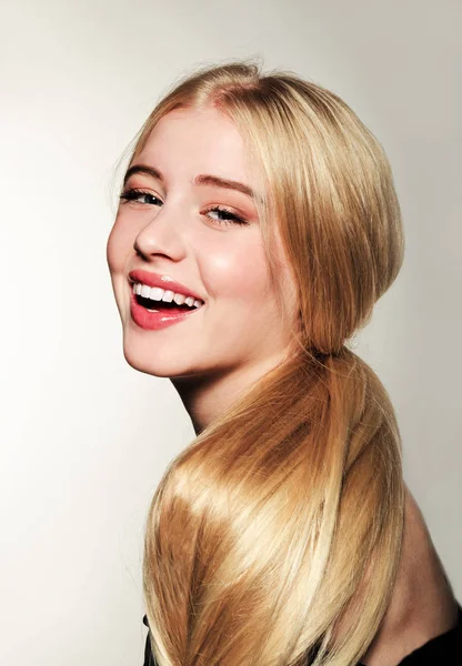 Portrét nádherné blonďaté mladé ženské tváře. Lázeňská dívka w — Stock fotografie