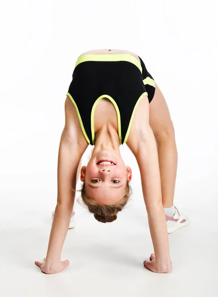 Fleksibel gadis kecil yang lucu pesenam melakukan latihan akrobatik — Stok Foto