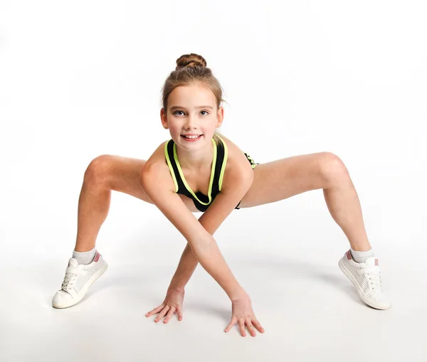Flexible süße kleine Mädchen Kinderturnerin macht akrobatische Übungen — Stockfoto