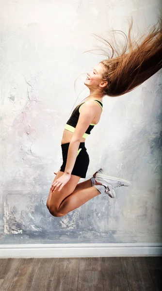 Ευέλικτο χαριτωμένο μικρό κορίτσι γυμναστής άλμα και να διασκεδάζουν — Φωτογραφία Αρχείου
