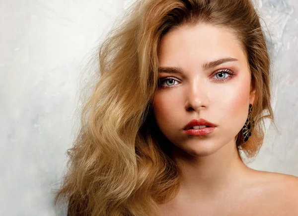 Potret kecantikan wajah wanita. Model fashion wanita muda dengan m — Stok Foto