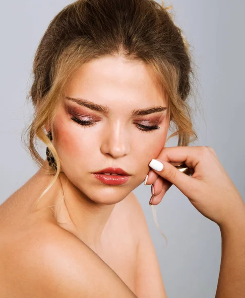 Retrato de beleza do rosto feminino. Moda modelo jovem mulher com m — Fotografia de Stock