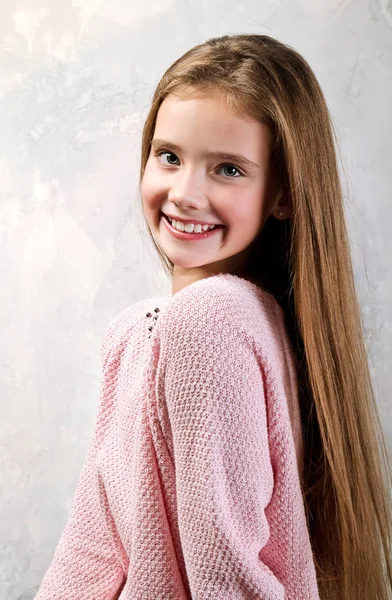 Retrato de adorável sorridente menina criança isolada em uma gra — Fotografia de Stock