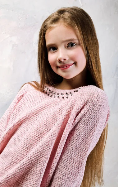 Retrato de adorável sorridente menina criança isolada em uma gra — Fotografia de Stock