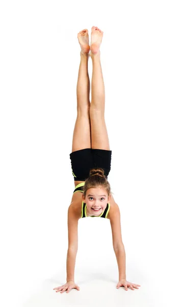 Flexibel söt liten flicka barn gymnast gör akrobatisk träning — Stockfoto