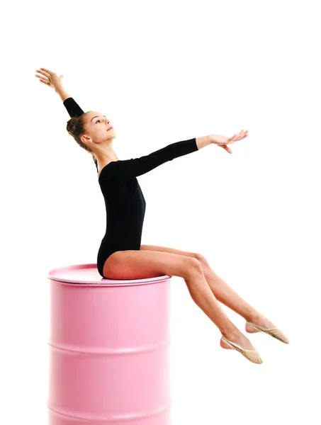 Flexibilní roztomilé holčička gymnastka dělá akrobatické cvičení — Stock fotografie
