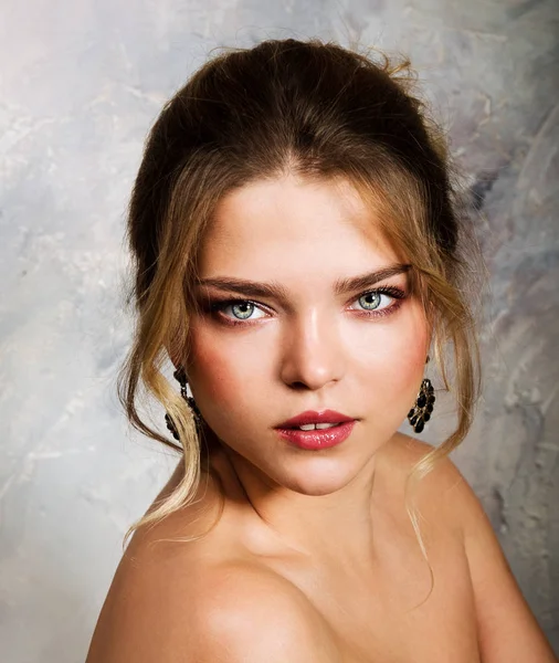 Potret kecantikan wajah wanita. Model fashion wanita muda dengan m — Stok Foto