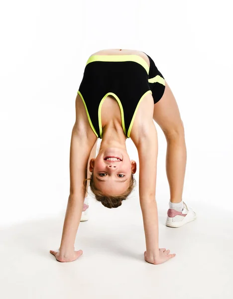 Flexibel schattig klein meisje kind gymnast doen acrobatische oefening — Stockfoto