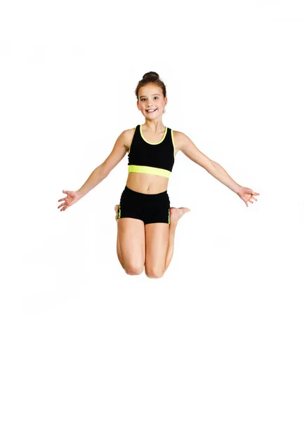 Flexibel schattig meisje kind gymnaste springen en het hebben van plezier i — Stockfoto