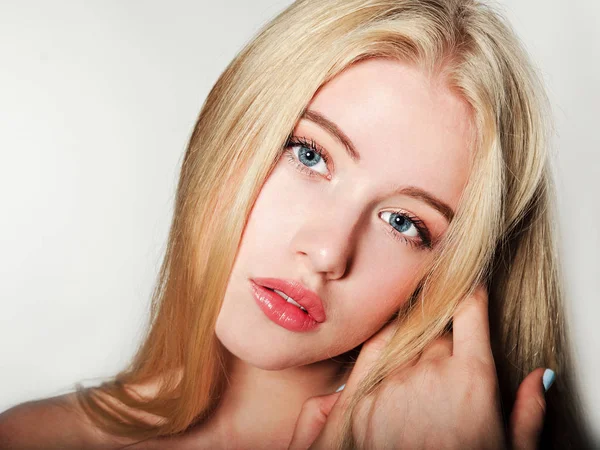 Porträtt av vacker blond ung kvinna ansikte. Spa modell flicka w — Stockfoto