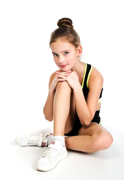 Flexibel schattig klein meisje kind gymnast doen acrobatische oefening — Stockfoto