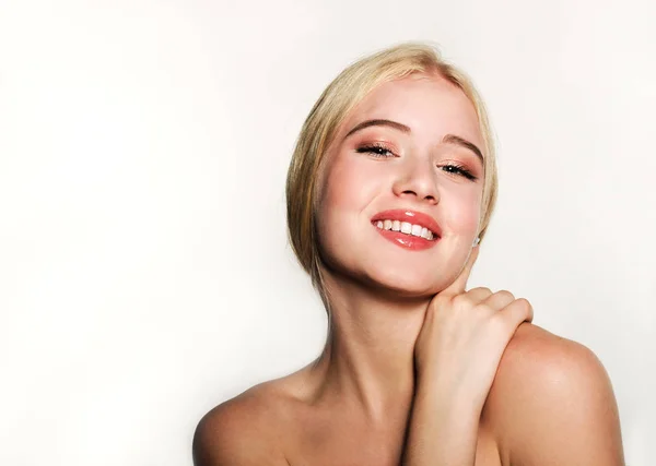 Portrét usmívající se krásné blond mladé ženy tvář. Lázeňský režim — Stock fotografie