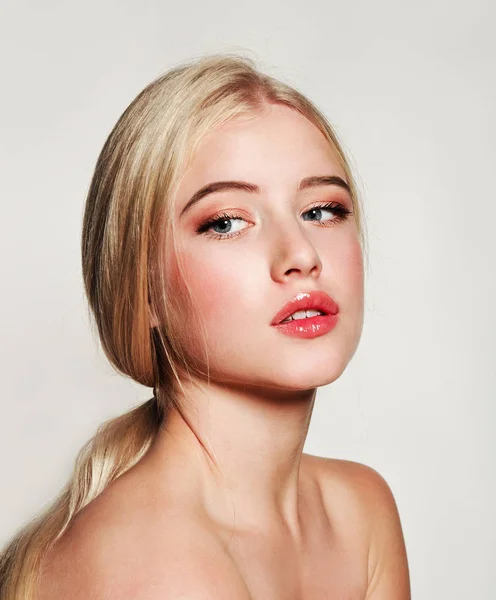 Güzel sarışın genç kadın yüz portresi. Spa modeli kız w — Stok fotoğraf