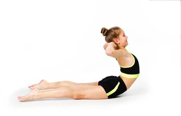 Flexibel schattig klein meisje kind gymnast doen acrobatische oefening — Stockfoto