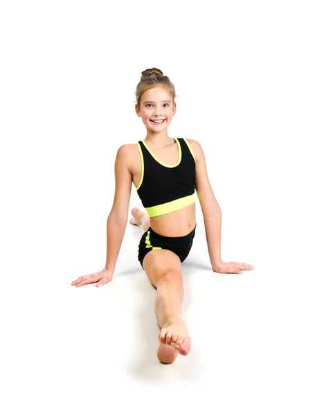 Flexible süße kleine Mädchen Kinderturnerin macht akrobatische Übungen — Stockfoto