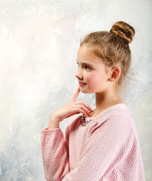 Portrét roztomilé myšlení holčička izolované na gruntu — Stock fotografie