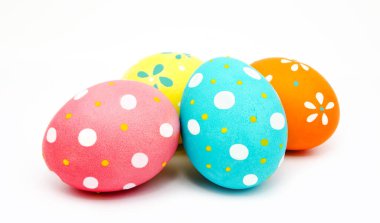 Mükemmel renkli el yapımı, izole Paskalya yumurtaları. 