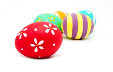 Mükemmel renkli el yapımı, izole Paskalya yumurtaları. 