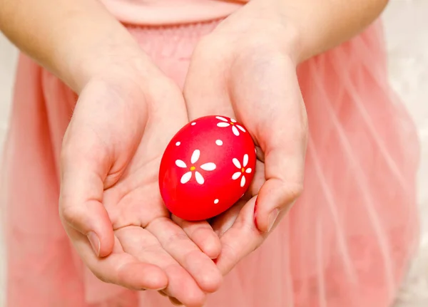 Bambina che tiene l'uovo di Pasqua dipinto a mano — Foto Stock
